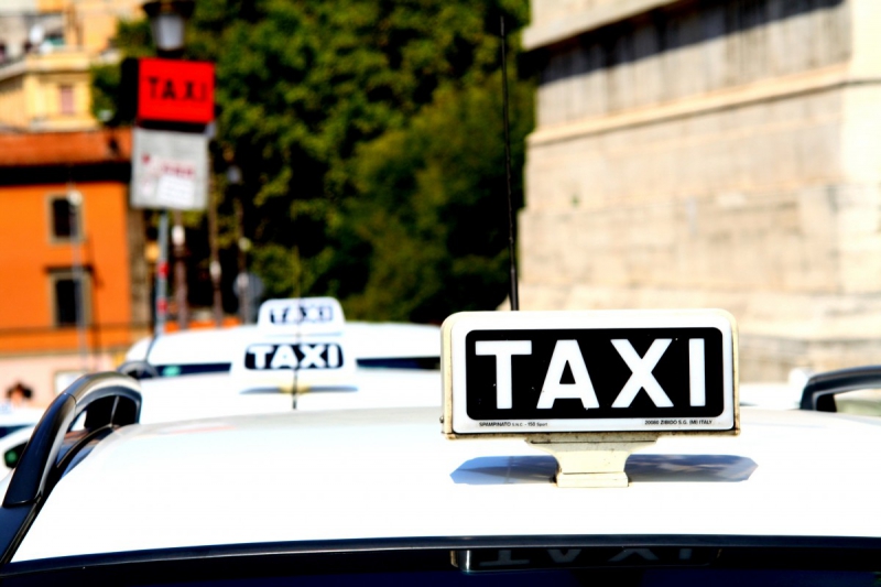 taxis-BAUDUEN-min_taxi_auto_rome_road_white-1051610